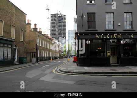 Eine Straßenansicht von Canaletto, die Gebäude und die William IV Kneipe aus der Ecke der Schäferin zu Fuß und Micawber Street in Islington London N1 KATHY DEWITT Stockfoto