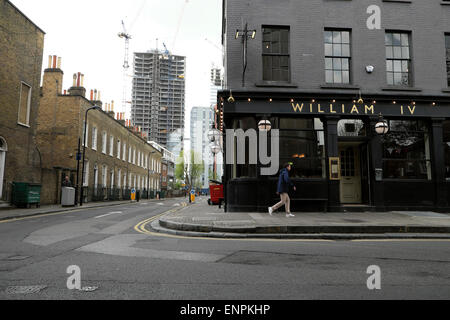 Eine Straßenansicht von Canaletto, die Gebäude und die William IV Kneipe aus der Ecke der Schäferin zu Fuß und Micawber Street in Islington London N1 KATHY DEWITT Stockfoto