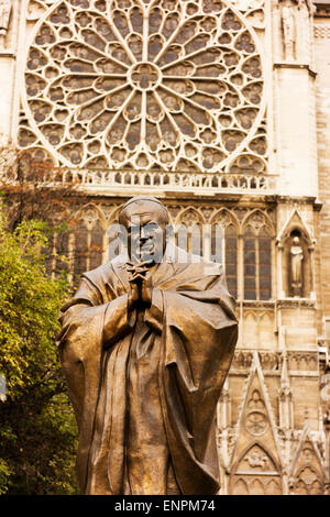 Skulptur von Papst Johannes Paul II durch Surab Zereteli außerhalb Notre-Dame. Stockfoto