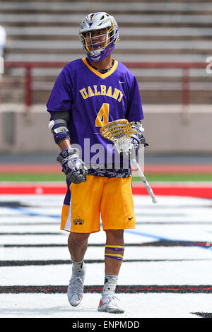 Ithaca, New York, USA. 9. Mai 2015. Albany Doggen Attackman Lyle Thompson (4) steuert den Ball während des NCAA Turniers ersten Runde Spiel zwischen Albany-Doggen und die Cornell Big Red bei Schoellkopf Field in Ithaca, New York. Albany besiegt Cornell 19-10. Rich Barnes/CSM/Alamy Live-Nachrichten Stockfoto