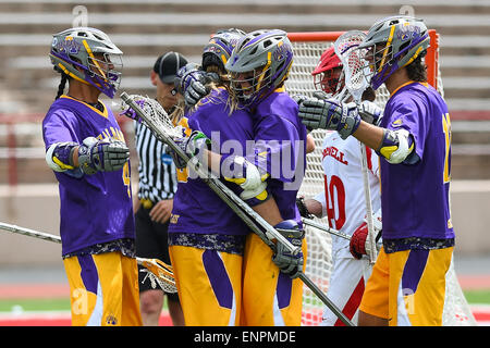 Ithaca, New York, USA. 9. Mai 2015. Albany Doggen Spieler feiern ein Ziel während des NCAA Turniers ersten Runde Spiel zwischen Albany-Doggen und die Cornell Big Red bei Schoellkopf Field in Ithaca, New York. Albany besiegt Cornell 19-10. Rich Barnes/CSM/Alamy Live-Nachrichten Stockfoto