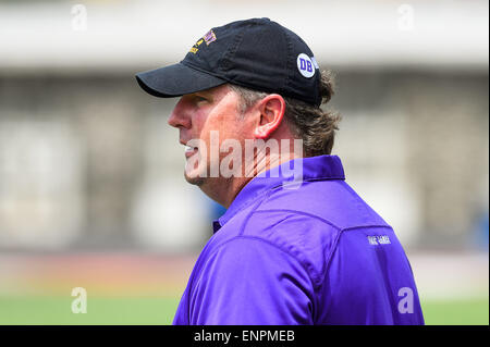 Ithaca, New York, USA. 9. Mai 2015. Albany Doggen Cheftrainer Scott Marr, während eine NCAA Turnier erste Runde Spiel zwischen Albany-Doggen und die Cornell Big Red bei Schoellkopf Field in Ithaca, New York zusieht. Albany besiegt Cornell 19-10. Rich Barnes/CSM/Alamy Live-Nachrichten Stockfoto