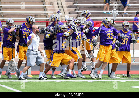 Ithaca, New York, USA. 9. Mai 2015. Albany Doggen Spieler reagieren auf der Bank nach ein Ziel während des NCAA Turniers ersten Runde Spiel zwischen Albany-Doggen und die Cornell Big Red bei Schoellkopf Field in Ithaca, New York. Albany besiegt Cornell 19-10. Rich Barnes/CSM/Alamy Live-Nachrichten Stockfoto