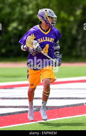 Ithaca, New York, USA. 9. Mai 2015. Albany Doggen Attackman Lyle Thompson (4) steuert den Ball während des NCAA Turniers ersten Runde Spiel zwischen Albany-Doggen und die Cornell Big Red bei Schoellkopf Field in Ithaca, New York. Albany besiegt Cornell 19-10. Rich Barnes/CSM/Alamy Live-Nachrichten Stockfoto