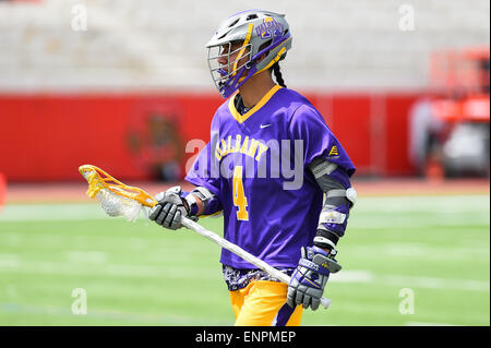 Ithaca, New York, USA. 9. Mai 2015. Albany Doggen Attackman Lyle Thompson (4) steuert den Ball während des NCAA Turniers ersten Runde Spiel zwischen Albany-Doggen und die Cornell Big Red bei Schoellkopf Field in Ithaca, New York. Albany besiegt Cornell 19-10. Rich Barnes/CSM/Alamy Live-Nachrichten Stockfoto