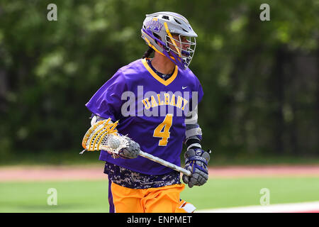 Ithaca, New York, USA. 9. Mai 2015. Albany Doggen Attackman Lyle Thompson (4) steuert den Ball während des NCAA Turniers ersten Runde Spiel zwischen Albany-Doggen und die Cornell Big Red bei Schoellkopf Field in Ithaca, New York. Albany besiegt Cornell 19-10. Rich Barnes/CSM/Alamy Live-Nachrichten Stockfoto