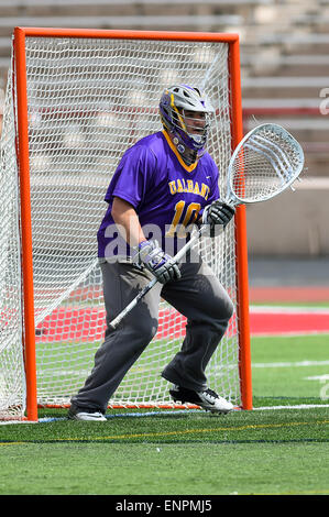 Ithaca, New York, USA. 9. Mai 2015. Albany Doggen Torwart Blaze Riorden (10) blickt auf während des NCAA Turniers ersten Runde Spiel zwischen Albany-Doggen und die Cornell Big Red bei Schoellkopf Field in Ithaca, New York. Albany besiegt Cornell 19-10. Rich Barnes/CSM/Alamy Live-Nachrichten Stockfoto