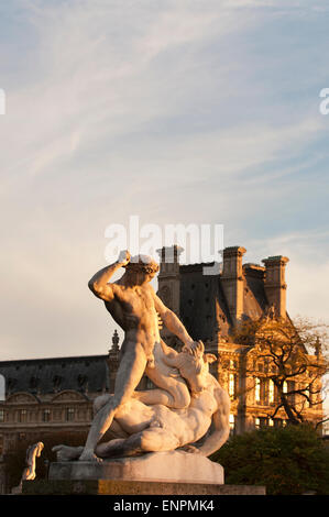 Theseus und dem Minotaurus durch Jules Ramey im Jardin des Tuileries, Paris, bei Sonnenuntergang. Stockfoto