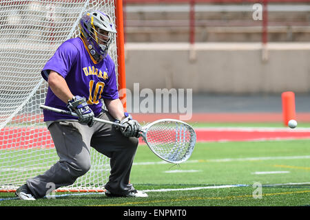 Ithaca, New York, USA. 9. Mai 2015. Albany Doggen Torwart Blaze Riorden (10) bereitet zu speichern während des NCAA Turniers ersten Runde Spiel zwischen Albany-Doggen und die Cornell Big Red bei Schoellkopf Field in Ithaca, New York. Albany besiegt Cornell 19-10. Rich Barnes/CSM/Alamy Live-Nachrichten Stockfoto