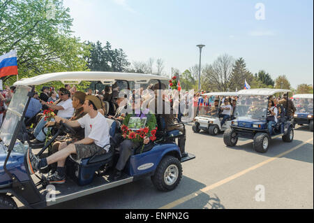 Toronto, Kanada. 9. Mai 2015. Mini-Karren transportieren Kriegsveteranen für zeremonielle Parade des 70-jährigen Jubiläums der Tag des Sieges (1945-2015). Sichtbare Flaggen sind gestreifte Flaggen der Russischen Föderation. Tag des Sieges markiert die Kapitulation Nazi-Deutschlands auf die Sowjetunion im zweiten Weltkrieg Teil. Von sowjetischen und dann russische Tradition statt solcher Paraden finden am 9. Mai, wie die sowjetische Regierung den Sieg früh an diesem Tag nach der Vertragsunterzeichnung in Berlin angekündigt. Bildnachweis: Igor Ilyutkin/Alamy Live-Nachrichten Stockfoto