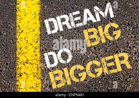 DREAM BIG haben größere motivierenden Zitat. Gelbe Farbenlinie auf der Straße gegen Asphalt Hintergrund. Konzept-Bild Stockfoto