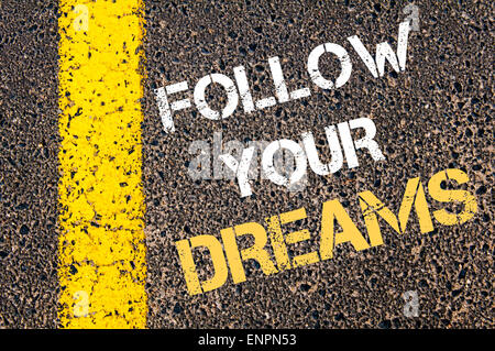 Folgen Sie IHREN träumen motivierenden Zitat. Gelbe Farbenlinie auf der Straße gegen Asphalt Hintergrund. Konzept-Bild Stockfoto