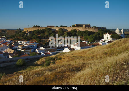 Mediterrane Landschaft mit mittelalterlichen Burg Castro Marim an der Algarve, Portugal Stockfoto