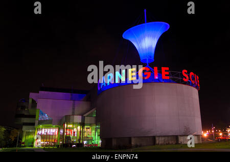 Nachtansicht der er Carnegie Science Center in Pittsburgh, Pennsylvania. Stockfoto