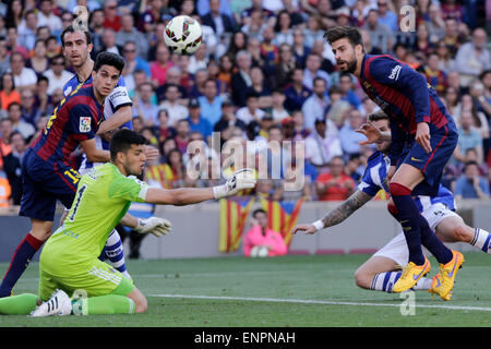 Barcelona, Spanien. 9. Mai 2015. FC Barcelonas Gerard Pique (vorne R) tritt während der La Liga-Fussball-Match gegen Real Sociedad im Camp Nou in Barcelona, Spanien, 9. Mai 2015. FC Barcelona gewann 2: 0. Bildnachweis: Pau Barrena/Xinhua/Alamy Live-Nachrichten Stockfoto