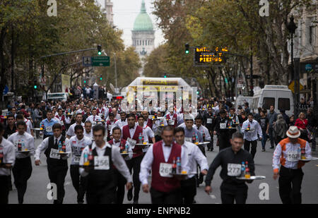 Buenos Aires, Argentinien. 9. Mai 2015. Die Teilnehmer konkurrieren die 12. Kellner und Kellnerinnen Rennen in Buenos Aires, der Hauptstadt von Argentinien, 9. Mai 2015. Über 400 Teilnehmer kämpften auf einem 1.600 Meter lange Strecke. Bildnachweis: Martin Zabala/Xinhua/Alamy Live-Nachrichten Stockfoto