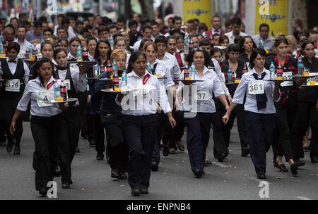 Buenos Aires, Argentinien. 9. Mai 2015. Die Teilnehmer konkurrieren während der 12. Kellner und Kellnerinnen Rennen in Buenos Aires, der Hauptstadt von Argentinien, 9. Mai 2015. Über 400 Teilnehmer kämpften auf einem 1.600 Meter lange Strecke. Bildnachweis: Martin Zabala/Xinhua/Alamy Live-Nachrichten Stockfoto