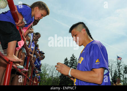 Ithaca, New York, USA. 9. Mai 2015. Albany Doggen Attackman Lyle Thompson (4) unterzeichnet und Autogramm nach einem NCAA Turnier ersten Runde Spiel zwischen Albany-Doggen und die Cornell Big Red bei Schoellkopf Field in Ithaca, New York. Albany besiegt Cornell 19-10. Rich Barnes/CSM/Alamy Live-Nachrichten Stockfoto