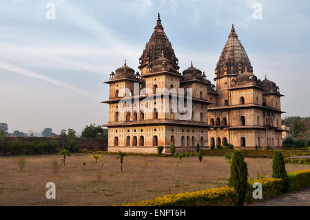 Gruppe von Cenotaphs entlang des Flusses Betwa in Orchha.  Madhya Pradesh. Indien Stockfoto