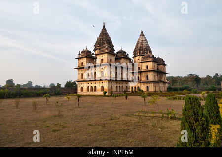 Gruppe von Cenotaphs entlang des Flusses Betwa in Orchha.  Madhya Pradesh. Indien Stockfoto