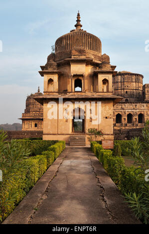 Gruppe von Cenotaphs entlang des Flusses Betwa in Orchha.  Madhya Pradesh. Indien Stockfoto