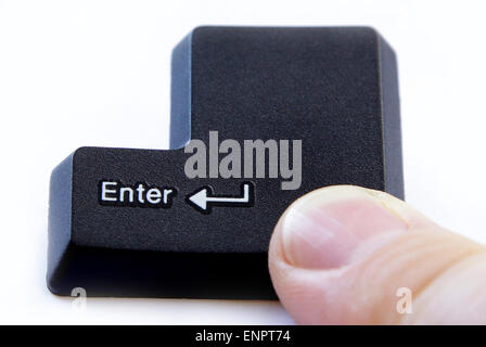 Computer enter-Taste mit Finger die Taste auf weißem Hintergrund Stockfoto