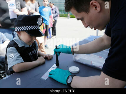 Surrey, Kanada. 9. Mai 2015. Ein Polizist zeigt den Prozess der Finger print Kollektion während einer Veranstaltung Tag der offenen Tür in Surrey, Kanada, 9. Mai 2015. Die Surrey Polizei am Samstag Veranstaltung Tag der offenen Tür für die nationale Polizei-Woche. Bildnachweis: Liang Sen/Xinhua/Alamy Live-Nachrichten Stockfoto