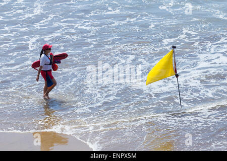 Samstag, 9. Mai 2015, Las Palmas, Gran Canaria, Kanarische Inseln, Spanien. Wetter: Rettungsschwimmer am Strand von Las Canteras in Las Palmas, der Hauptstadt von Gran Canaria als steigenden Temperaturen kühl zu halten. Eine Unwetterwarnung für höher als normale Mai-Temperaturen über 30 Grad Celsius hat Beed ausgestellt von der lokalen Regierung. Mit sehr geringer Luftfeuchtigkeit auch prognostiziert wurden BBQ im Wald Picknick Zonen in den Bergen aufgrund der hohen Brandgefahr verboten. Bildnachweis: ALANDAWSONPHOTOGRAPHY/Alamy Live-Nachrichten Stockfoto