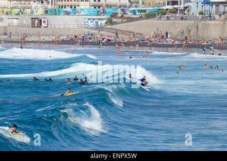 Samstag, 9 Mai 2015, Las Palmas, Gran Canaria, Kanarische Inseln, Spanien. Wetter: cool Bleiben am Strand Las Canteras in Las Palmas, der Hauptstadt Gran Canarias, da die Temperaturen steigen. Eine Wetterwarnung für höher als normal, können Temperaturen von über 30 Grad Celsius beed wurde von den Behörden ausgestellt. Mit sehr niedriger Luftfeuchtigkeit auch Prognose, BBQ's haben im Wald Picknick Zonen in den bergen wegen der hohen Brandgefahr verboten worden. Stockfoto