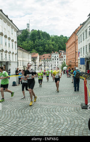 Der dreiköpfige Team Run ist eine außergewöhnlich attraktive, traditionelle Laufveranstaltung, die von immer mehr Läufer jedes Jahr besucht wird. In diesem Jahr wird die Veranstaltung am 9. Mai 2015, in Teams von drei Läufer auf einer gut geplanten Route rund um Ljubljana stattfinden. Die Zeit der schwächste Läufer im Team zählt; die anderen beiden begleiten und unterstützen ihre Co Läufer, so dass sie gemeinsam die Ziellinie überqueren können. Diese Art von Wettbewerb soll gegenseitige Hilfe und Solidarität unter den Läufern zu fördern. Bildnachweis: Etabeta/Alamy Live-Nachrichten Stockfoto