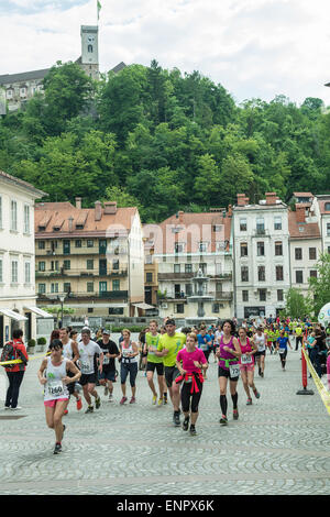 Der dreiköpfige Team Run ist eine außergewöhnlich attraktive, traditionelle Laufveranstaltung, die von immer mehr Läufer jedes Jahr besucht wird. In diesem Jahr wird die Veranstaltung am 9. Mai 2015, in Teams von drei Läufer auf einer gut geplanten Route rund um Ljubljana stattfinden. Die Zeit der schwächste Läufer im Team zählt; die anderen beiden begleiten und unterstützen ihre Co Läufer, so dass sie gemeinsam die Ziellinie überqueren können. Diese Art von Wettbewerb soll gegenseitige Hilfe und Solidarität unter den Läufern zu fördern. Bildnachweis: Etabeta/Alamy Live-Nachrichten Stockfoto