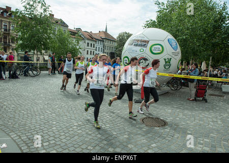 Der dreiköpfige Team Run ist eine außergewöhnlich attraktive, traditionelle Laufveranstaltung, die von immer mehr Läufer jedes Jahr besucht wird. In diesem Jahr wird die Veranstaltung am 9. Mai 2015, in Teams von drei Läufer auf einer gut geplanten Route rund um Ljubljana stattfinden. Die Zeit der schwächste Läufer im Team zählt; die anderen beiden begleiten und unterstützen ihre Co Läufer, so dass sie gemeinsam die Ziellinie überqueren können. Diese Art von Wettbewerb soll gegenseitige Hilfe und Solidarität unter den Läufern zu fördern. Bildnachweis: Etabeta/Alamy Live-Nachrichten Stockfoto