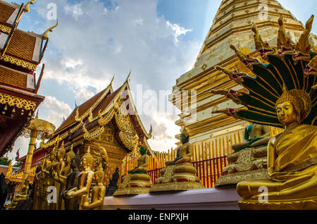 Ein Blick auf goldene Erleuchtung im Wat Phra, die Doi Suthep, Chiang Mai, Thailand, Mai 2015. Stockfoto