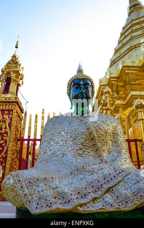 Ein grünes Glas Buddha sitzt in der Nähe der golden Mount (goldene Chedi) im Wat Phra, die Doi Suthep, Chiang Mai, Thailand, Mai 2015 Stockfoto