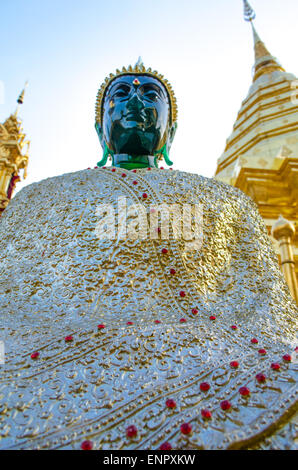 Geen Glas sitzt Buddha vor der golden Mount (goldene Chedi) im Wat Phra, die Doi Suthep, Chiang Mai, Thailand, Mai 2015 Stockfoto