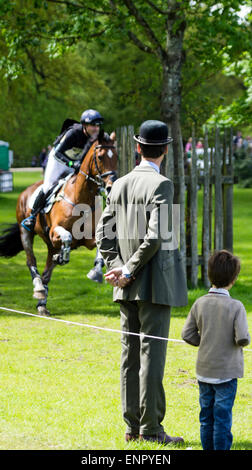 Badminton, UK.  9. Mai 2015.  Ein Steward in der Cross Country-Phase der Badminton Horse Trials 2015 sorgt für die Massen um an dem Kurs nicht abweichen. Bildnachweis: Steven H Jones/Alamy Live-Nachrichten Stockfoto