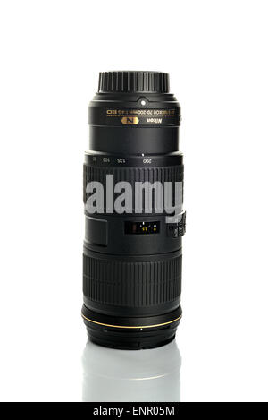 NOVI SAD, Serbien - 6. Mai 2015: Nikkor Tele 70-200 mm f4-G-Objektiv für Full Frame DSLR Nikon Kameras. Illustrative Editorial. Stockfoto