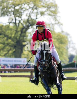 Badminton, UK.  9. Mai 2015.  Der Australier Paul Tapner konkurrieren in der Cross Country-Phase der Badminton Horse Trials 2015. Bildnachweis: Steven H Jones/Alamy Live-Nachrichten Stockfoto