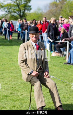 Badminton, UK.  9. Mai 2015.  Ein Steward in der Cross Country-Phase der Badminton Horse Trials 2015 sorgt für die Massen um an dem Kurs nicht abweichen. Bildnachweis: Steven H Jones/Alamy Live-Nachrichten Stockfoto