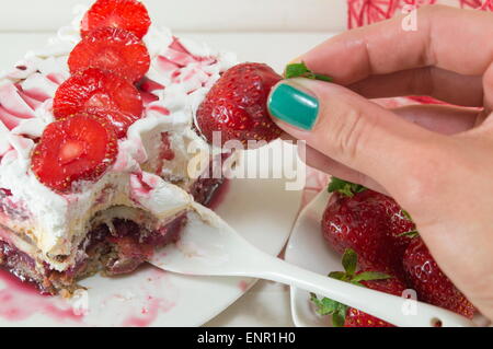 Auf dem Silbertablett serviert hausgemachte Erdbeerkuchen mit Schlagsahne Stockfoto