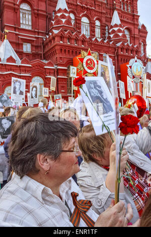 Roter Platz, Moskau, Russland - Mai 9: Parade der unsterblichen Regiment, die Erinnerung an die Soldaten im großen Vaterländischen Krieg (Zweiter Weltkrieg). Stockfoto