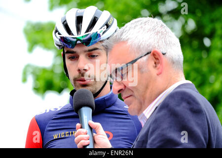 Team Wiggins' ist eine von elf pro-cycling Teams racing durch South Wiltshire Zyklus Wiltshire Grand Prix' mit Elite 120 Reiter, die Teil des British Cycling National Road Race Serie. Beginnt in der Salisbury Guildhall Square, bevor sie Wilton und in die glorreiche Süden Landschaft von Wiltshire. Stockfoto