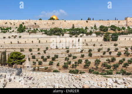 Alter jüdischer Friedhof als alten Mauern und Kuppel der Moschee Rock auf Hintergrund in Jerusalem, Israel. Stockfoto