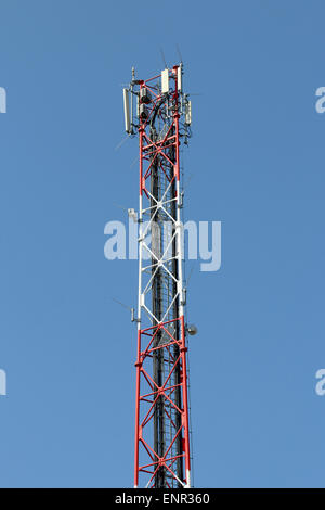 Handy-Antenne mit klaren blauen Himmel im Hintergrund. Stockfoto