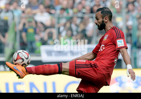 Mönchengladbach, Deutschland. 9. Mai 2015. Leverkusens Omer Toprak in Aktion während der deutschen Fußball-Bundesliga-Fußball-match zwischen Borussia Moenchengladbach und Bayer Leverkusen im Borussia-Park in Mönchengladbach, Deutschland, 9. Mai 2015. Gladback gewann 3: 0. Foto: FEDERICO GAMBARINI/Dpa/Alamy Live News Stockfoto