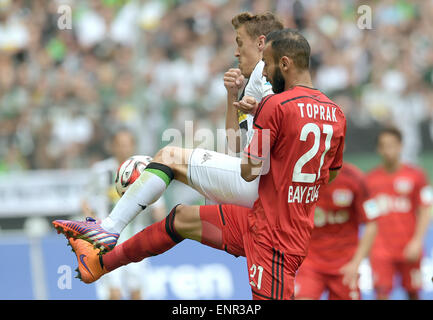 Mönchengladbach, Deutschland. 9. Mai 2015. Gladbach Max Kruse (L) und Leverkusens Omer Toprak wetteifern um den Ball in der deutschen Bundesliga-Fußballspiel zwischen Borussia Moenchengladbach und Bayer Leverkusen im Borussia-Park in Mönchengladbach, Deutschland, 9. Mai 2015. Gladback gewann 3: 0. Foto: FEDERICO GAMBARINI/Dpa/Alamy Live News Stockfoto