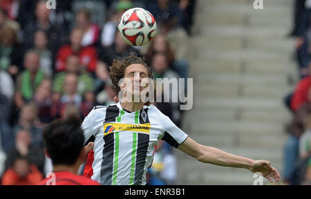 Mönchengladbach, Deutschland. 9. Mai 2015. Die Gladbacher Roel Brouwers in Aktion während der deutschen Fußball-Bundesliga-Fußball-match zwischen Borussia Moenchengladbach und Bayer Leverkusen im Borussia-Park in Mönchengladbach, Deutschland, 9. Mai 2015. Gladback gewann 3: 0. Foto: FEDERICO GAMBARINI/Dpa/Alamy Live News Stockfoto