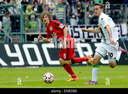 Mönchengladbach, Deutschland. 9. Mai 2015. Gladbach Max Kruse (R) und Leverkusens Tin WechselTin wetteifern um den Ball in der deutschen Bundesliga-Fußballspiel zwischen Borussia Moenchengladbach und Bayer Leverkusen im Borussia-Park in Mönchengladbach, Deutschland, 9. Mai 2015. Gladback gewann 3: 0. Foto: FEDERICO GAMBARINI/Dpa/Alamy Live News Stockfoto