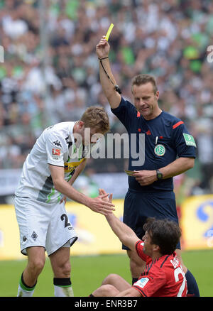 Mönchengladbach, Deutschland. 9. Mai 2015. Schiedsrichter Peter Gagelmann Yell-Karten Gladbach Christoph Kramer (L), während er sich Leverkusens Giulio Donati in der deutschen Bundesliga-Fußballspiel zwischen Borussia Moenchengladbach und Bayer Leverkusen im Borussia-Park in Mönchengladbach, Deutschland, 9. Mai 2015 hilft. Foto: FEDERICO GAMBARINI/Dpa/Alamy Live News Stockfoto