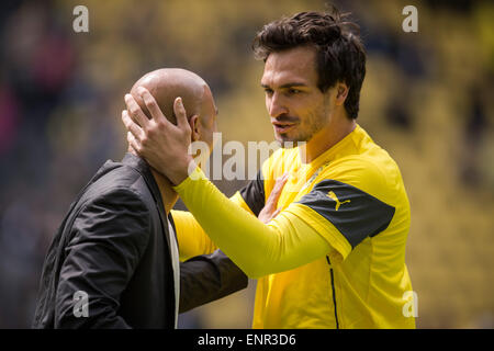 Dortmund, Deutschland. 9. Mai 2015. Der Dortmunder Mat Hummels (R) und-Trainer BVB Dede zu sprechen, bevor die deutschen Fußball-Bundesliga-Fußball match zwischen Borussia Dortmund und Hertha BSC im Signal Iduna Park in Dortmund, Deutschland, 9. Mai 2015. Das Spiel Ened 2-0. Foto: MAJA HITIJ/Dpa/Alamy Live News Stockfoto